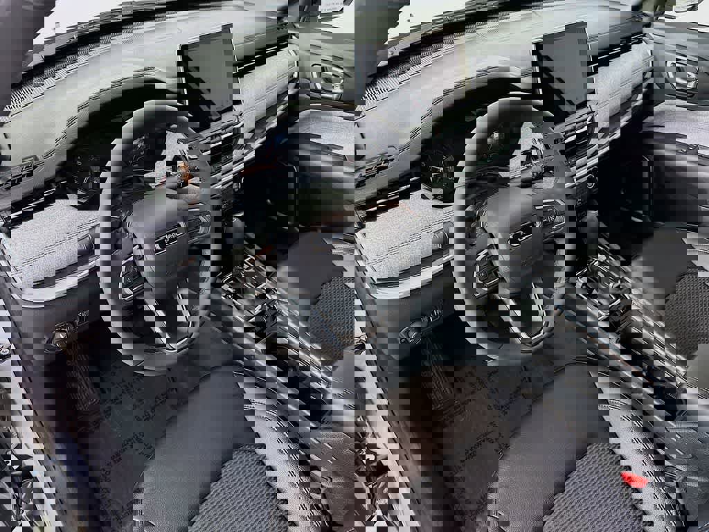 Used 2024 Jeep Compass Latitude image 2