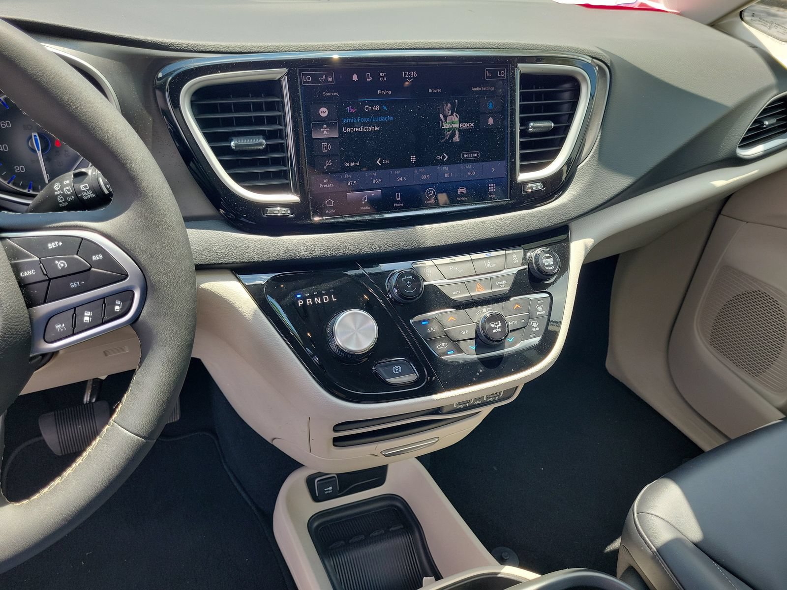 Used 2024 Chrysler Pacifica Touring-L FWD image 23
