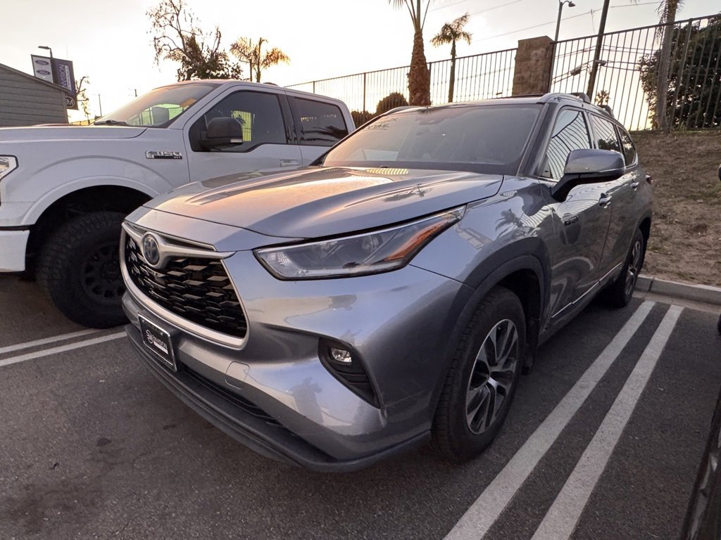 Used 2021 Toyota Highlander XLE image 3