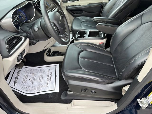 Used 2023 Chrysler Pacifica Touring-L FWD image 14