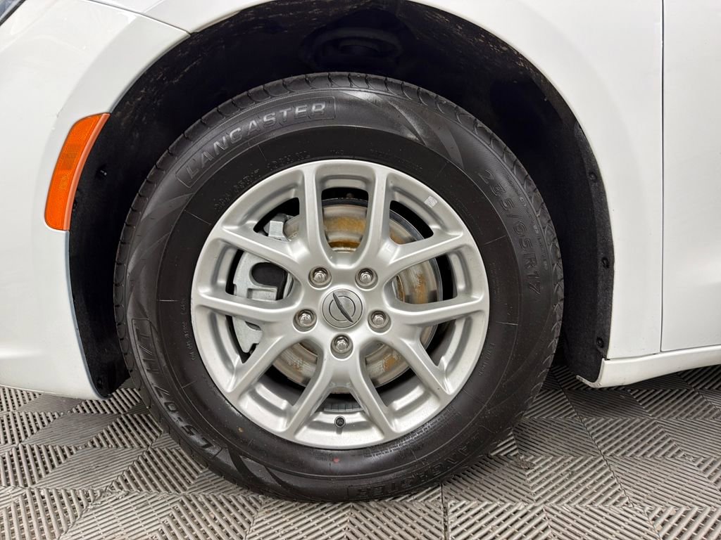 Used 2023 Chrysler Pacifica Touring-L FWD image 13