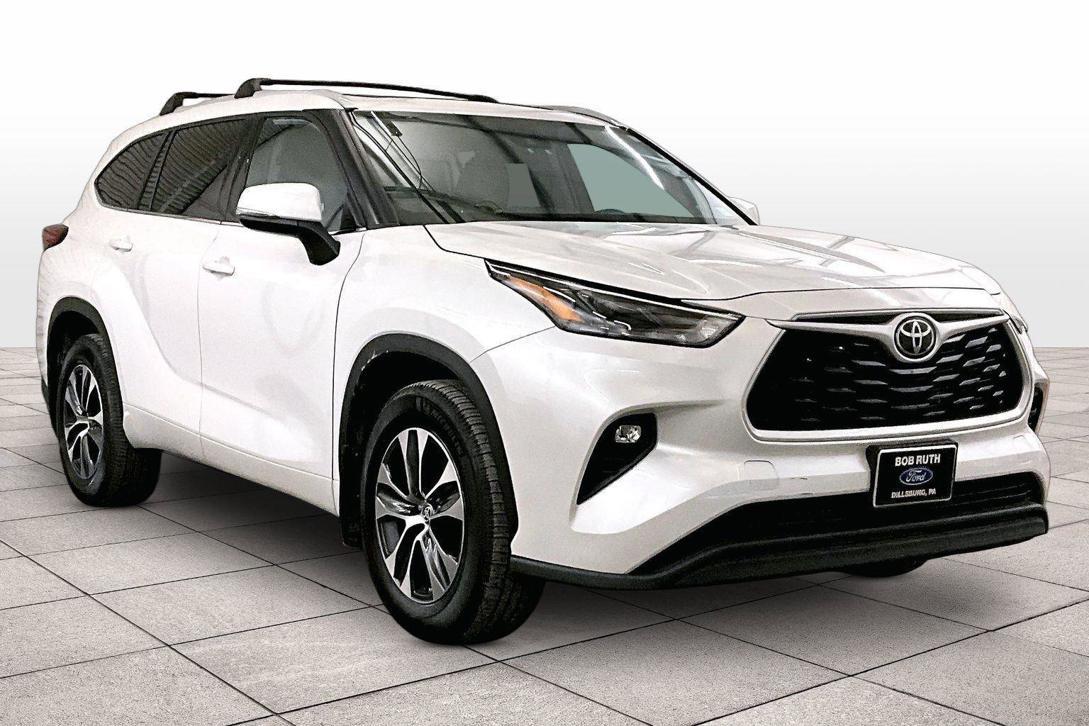 Used 2022 Toyota Highlander XLE image 2