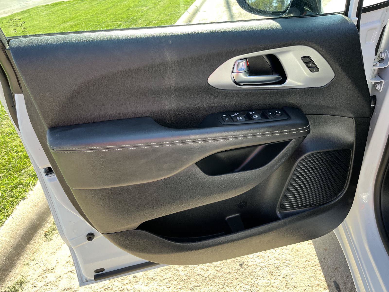 Used 2025 Chrysler Pacifica Limited FWD image 14