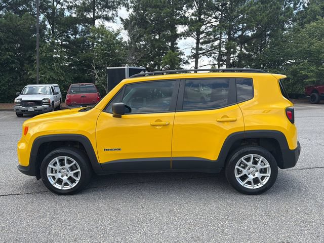 Used 2023 Jeep Renegade Latitude w/ Sun & Fun Group AWD/4WD image 4