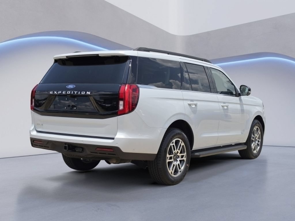 Certified 2025 Ford Expedition Active RWD image 3