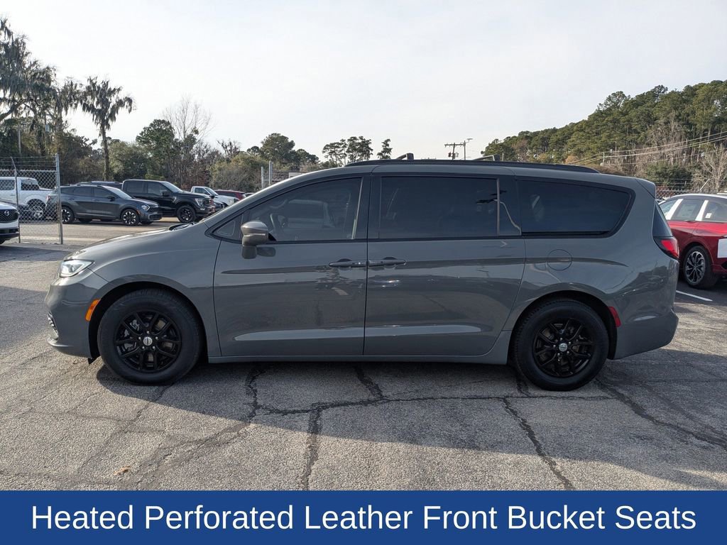 Used 2022 Chrysler Pacifica Touring-L image 2