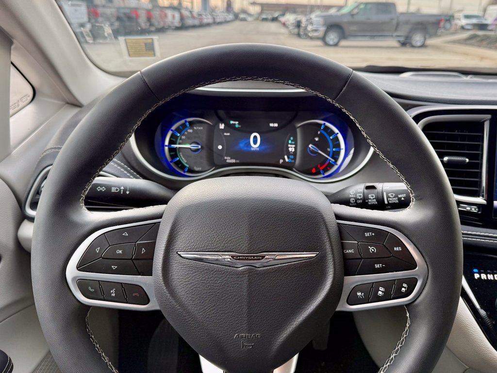 Used 2024 Chrysler Pacifica Select image 19