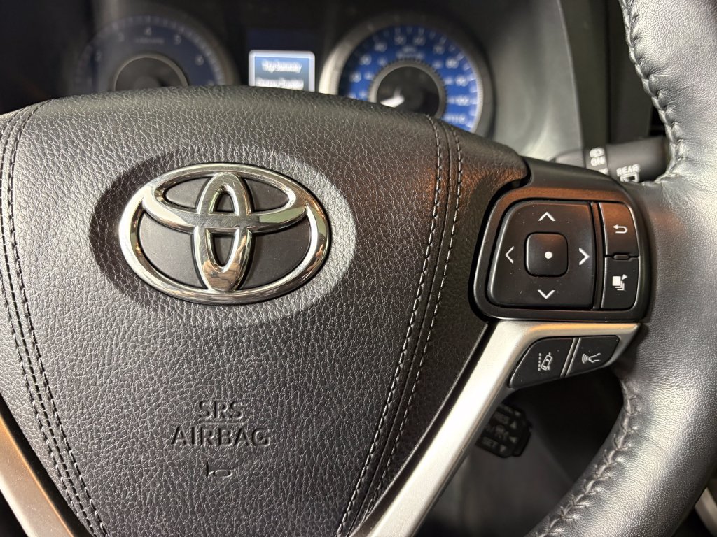 Used 2020 Toyota Sienna Limited Premium w/ Carpet Mat Package FWD image 22