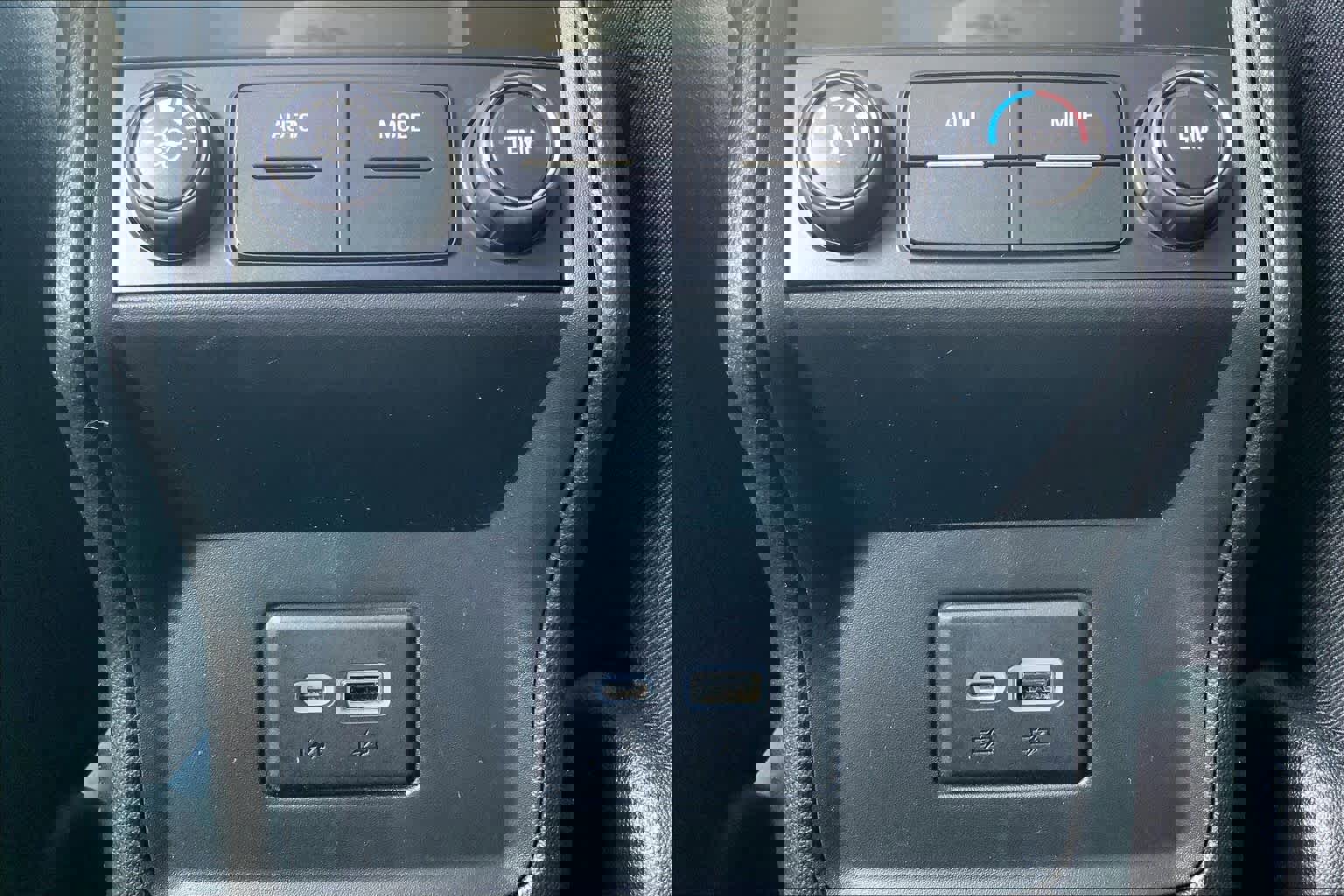 Used 2023 GMC Acadia SLE w/ Elevation Edition image 33