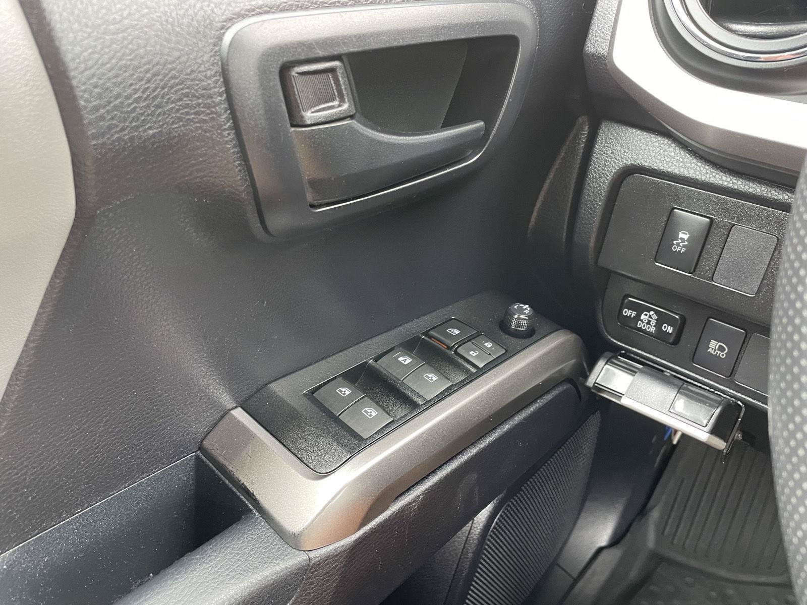 Used 2020 Toyota Tacoma SR5 AWD/4WD image 27