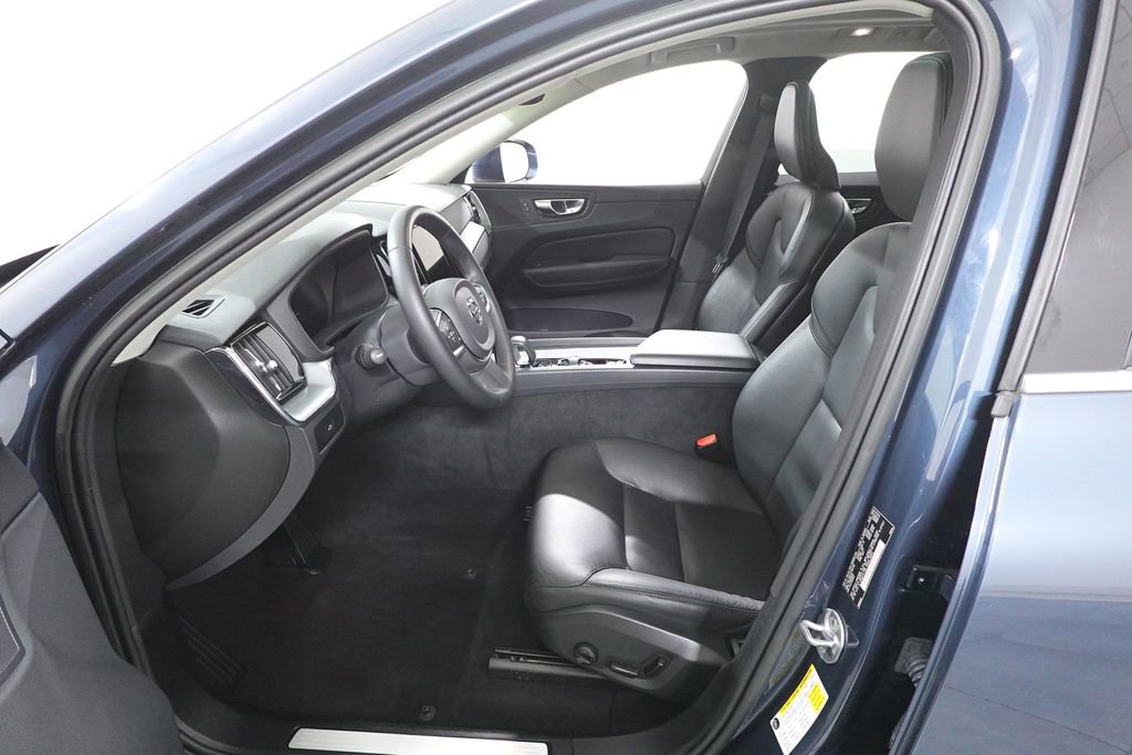 Used 2023 Volvo XC60 B5 Core image 9
