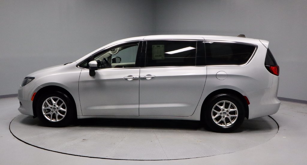 Used 2023 Chrysler Voyager LX FWD image 7
