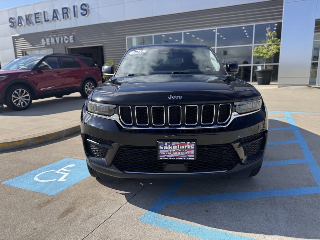 Used 2023 Jeep Grand Cherokee Laredo image 5