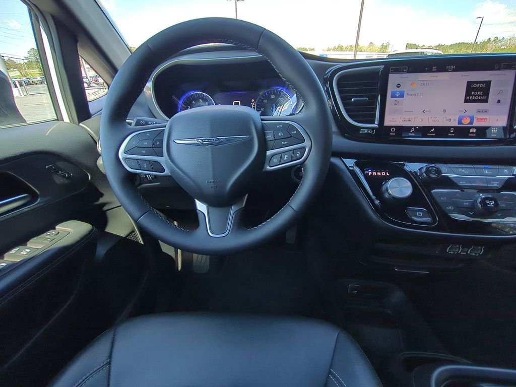 Used 2025 Chrysler Pacifica Select FWD image 21