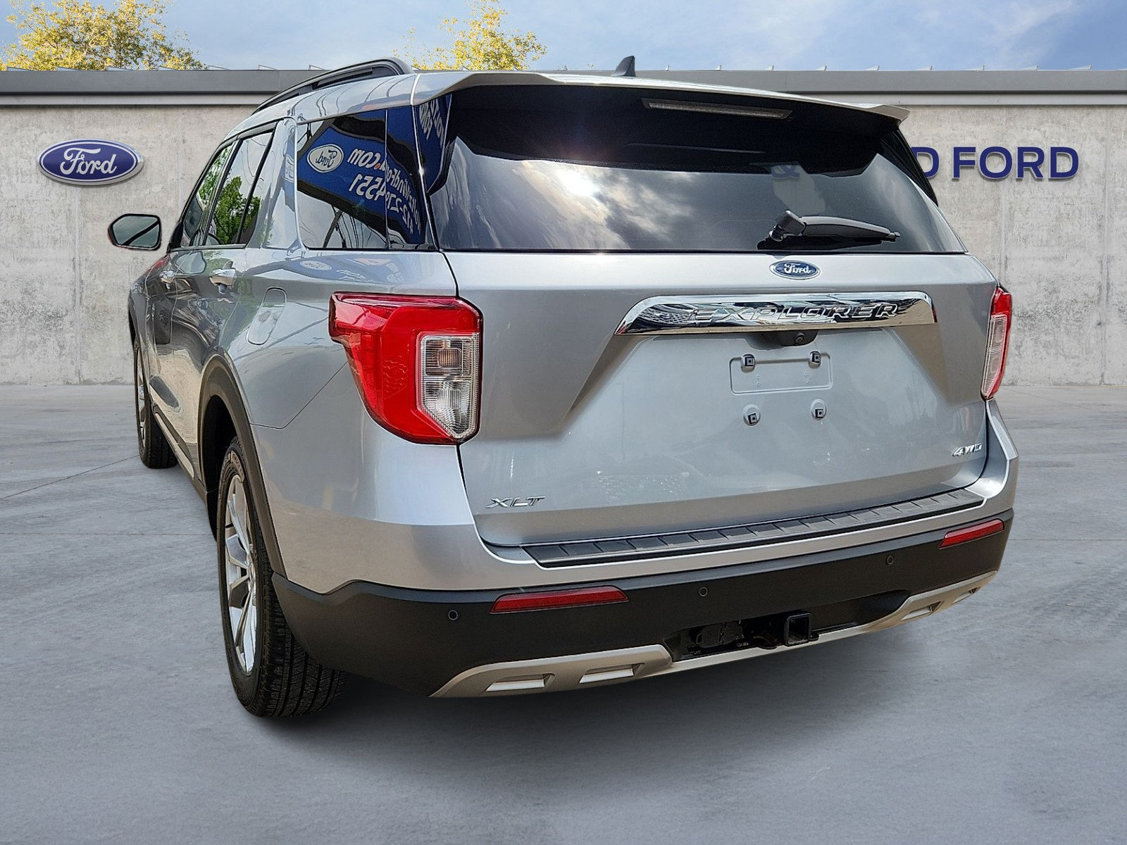 Certified 2022 Ford Explorer XLT w/ Equipment Group 202A AWD/4WD image 4