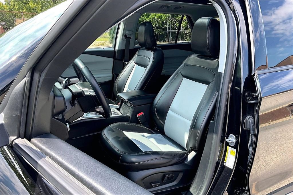 Certified 2022 Ford Explorer XLT w/ Equipment Group 202A AWD/4WD image 24