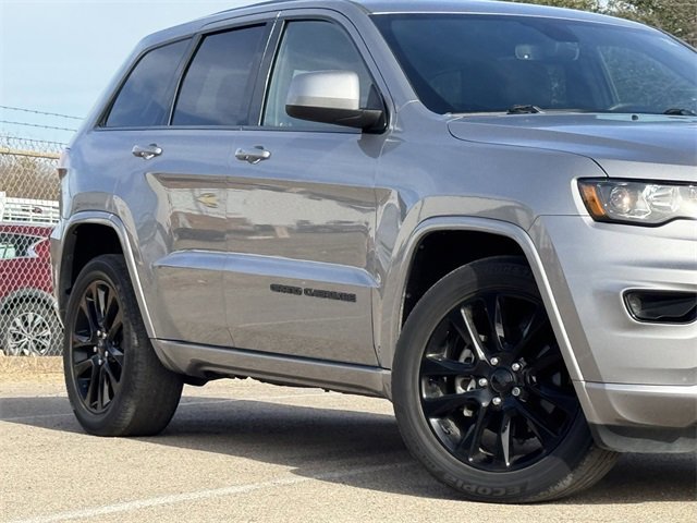 Used 2018 Jeep Grand Cherokee Altitude image 3