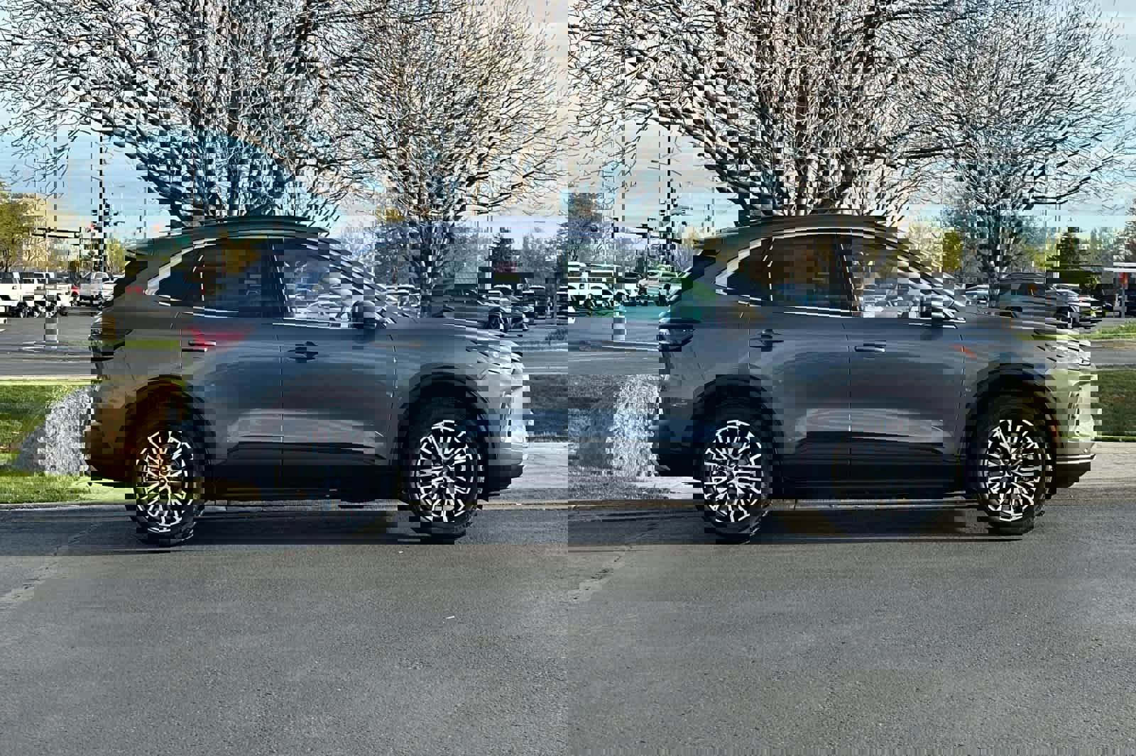 Certified 2025 Ford Escape SE w/ PHEV Premium Package image 6