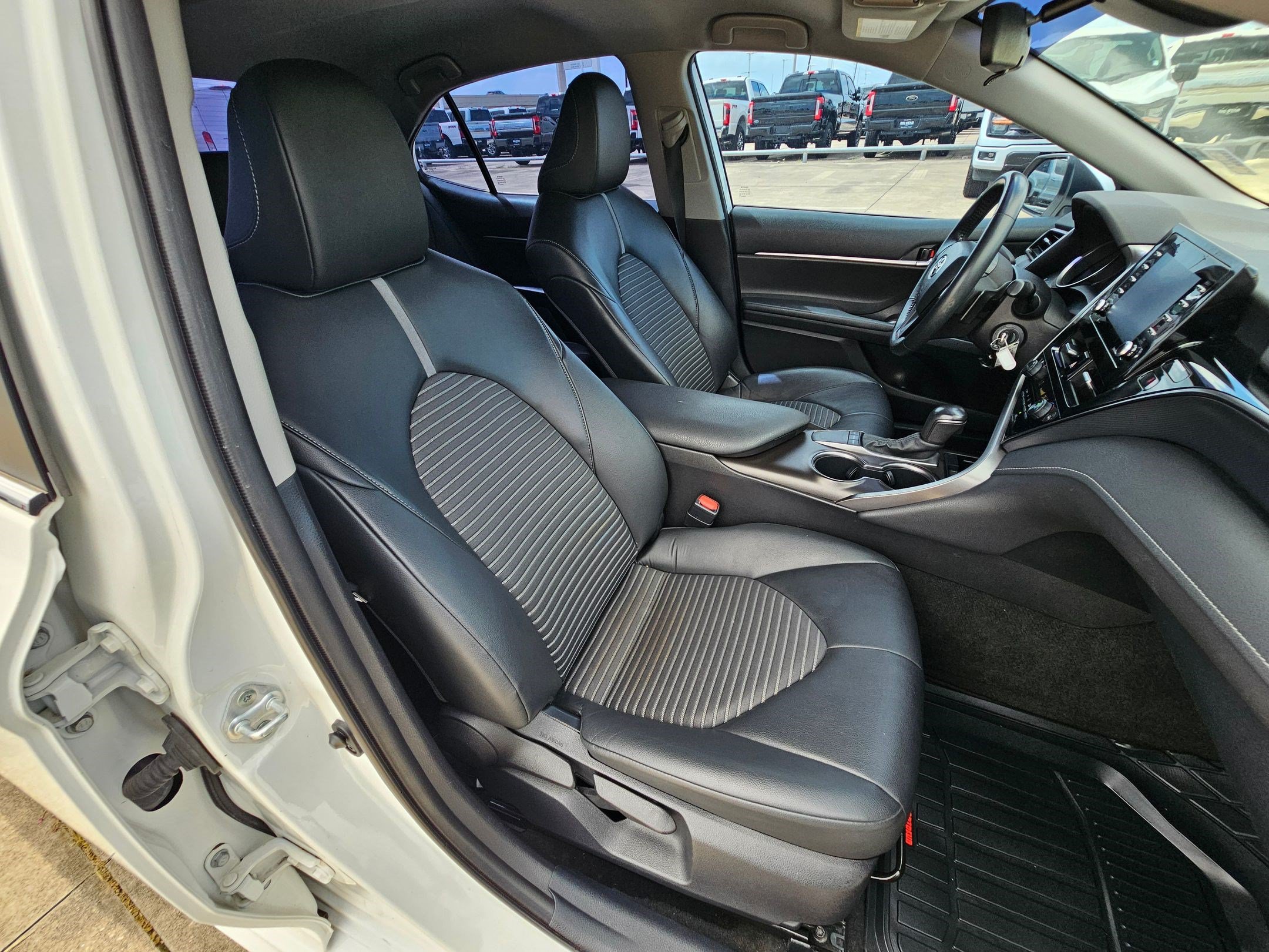 Used 2022 Toyota Camry SE FWD image 30
