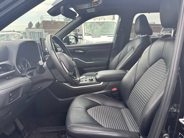 Used 2022 Toyota Highlander XSE AWD/4WD image 11