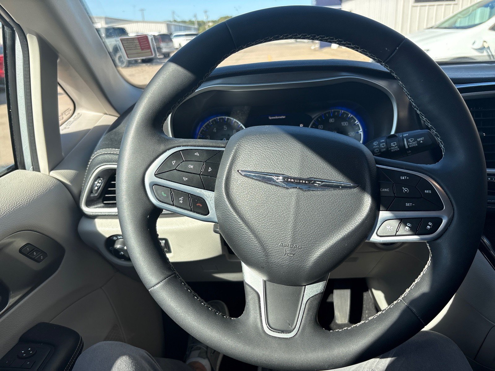 Used 2023 Chrysler Pacifica Touring-L FWD image 14