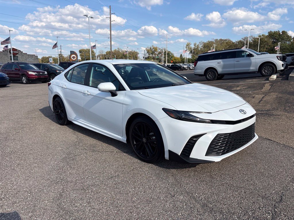 Used 2026 Toyota Camry SE FWD image 1