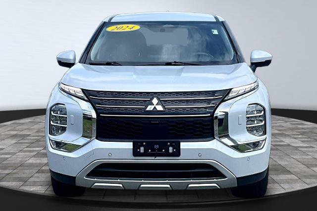 Used 2024 Mitsubishi Outlander AWD image 3