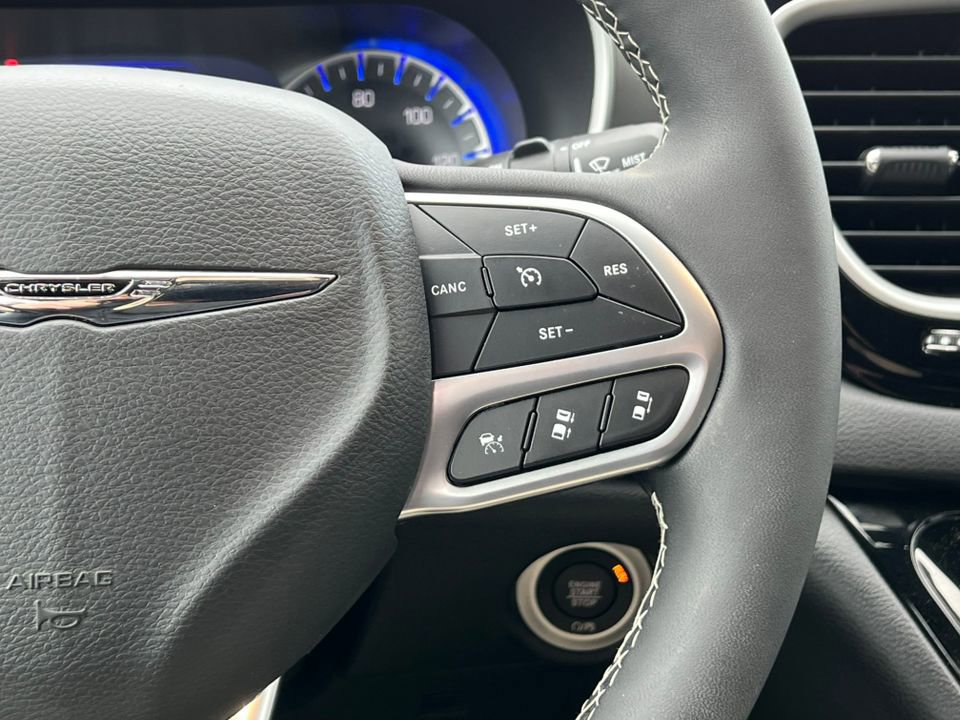 Used 2026 Chrysler Pacifica Select image 25