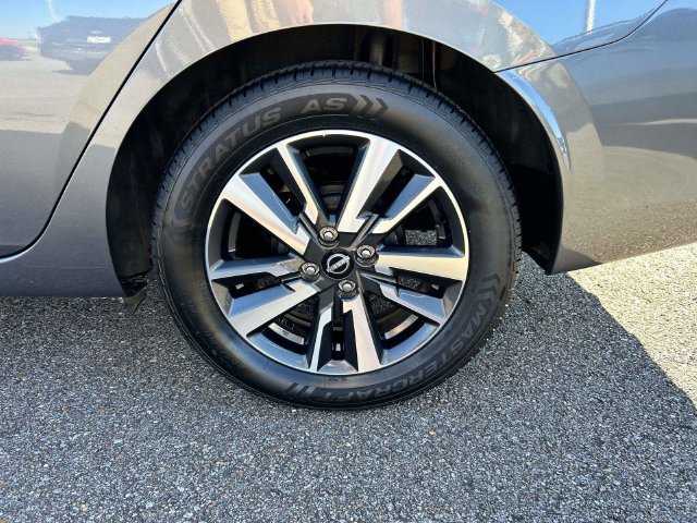 Used 2025 Nissan Versa SV FWD image 3