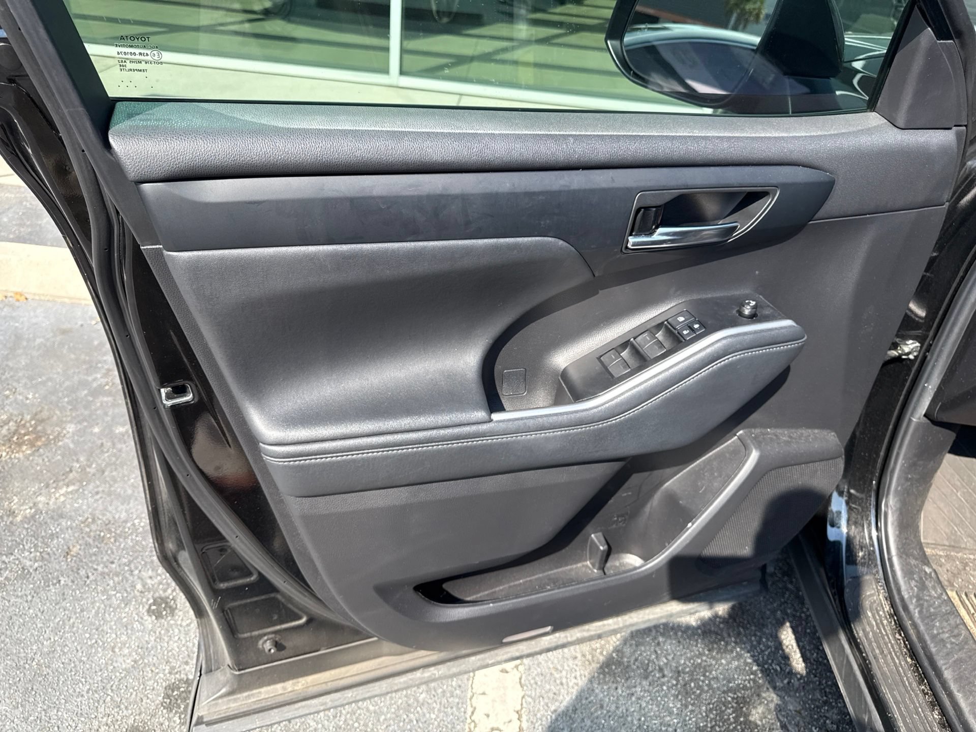 Used 2022 Toyota Highlander XLE FWD image 13