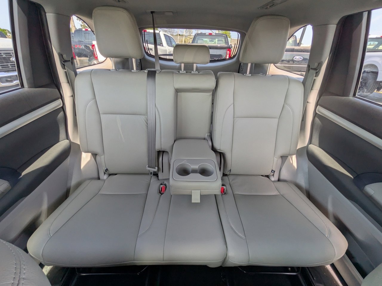 Used 2019 Toyota Highlander LE w/ Carpet Mat Package (TMS) AWD/4WD image 15