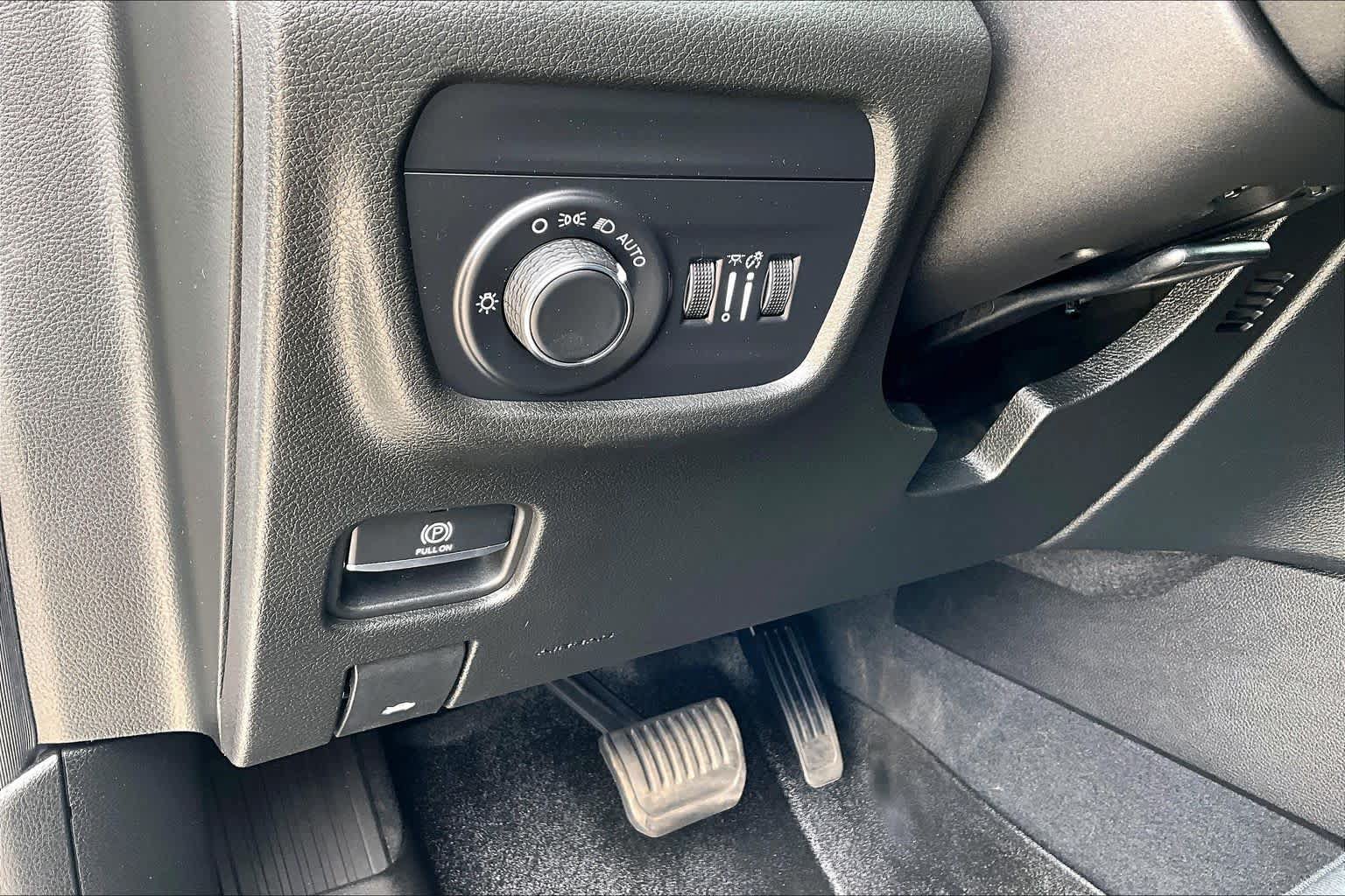Used 2023 Jeep Grand Cherokee Laredo w/ Luxury Tech Group I AWD/4WD image 37