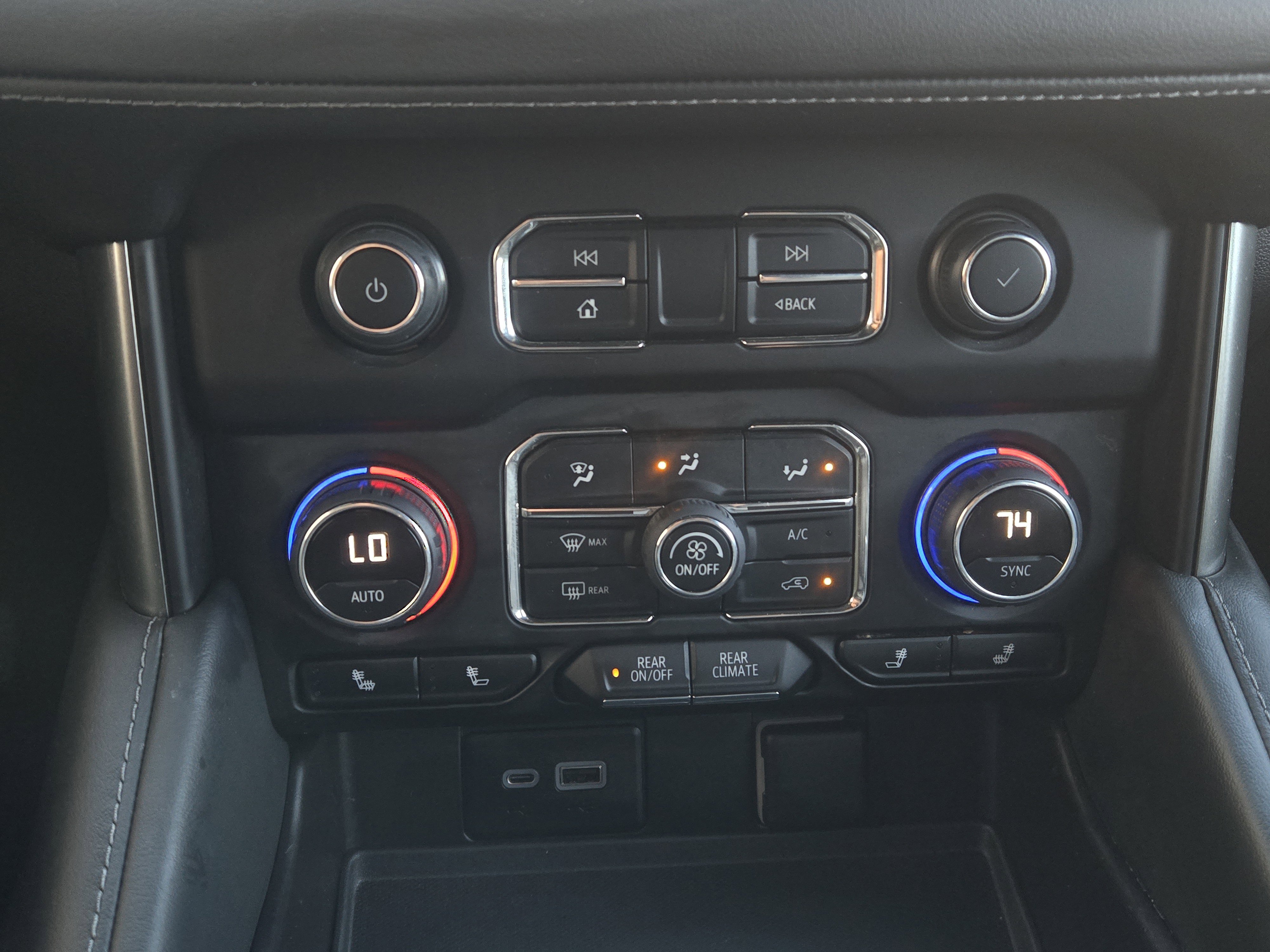 Used 2022 Chevrolet Suburban LT w/ Luxury Package image 14