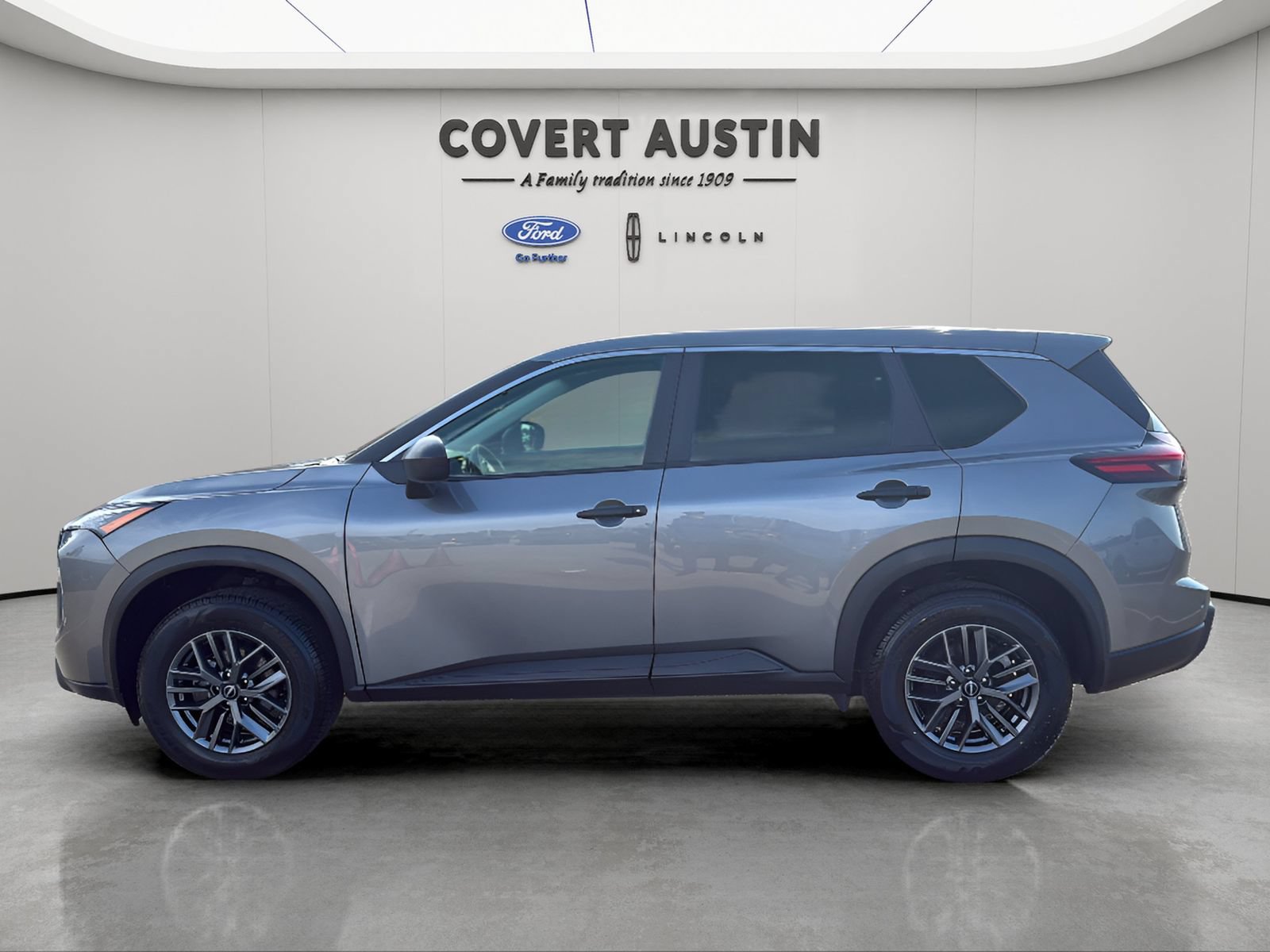 Used 2024 Nissan Rogue S FWD image 2