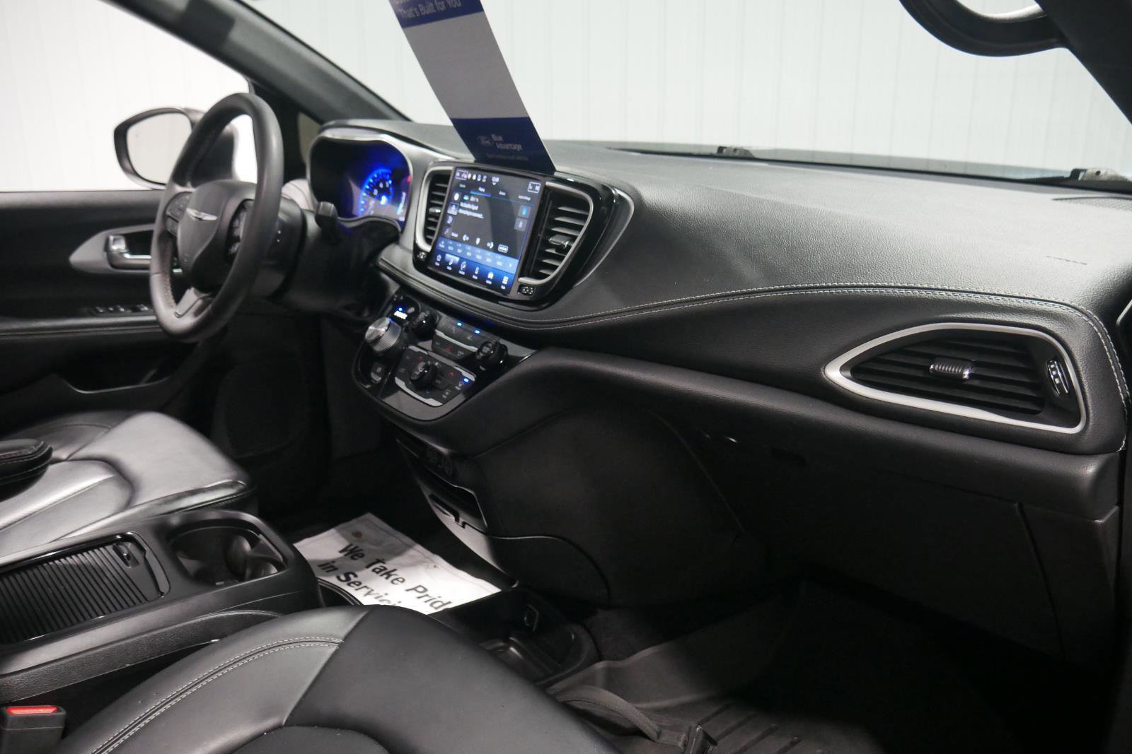 Used 2023 Chrysler Pacifica Touring-L w/ S Appearance Package image 15