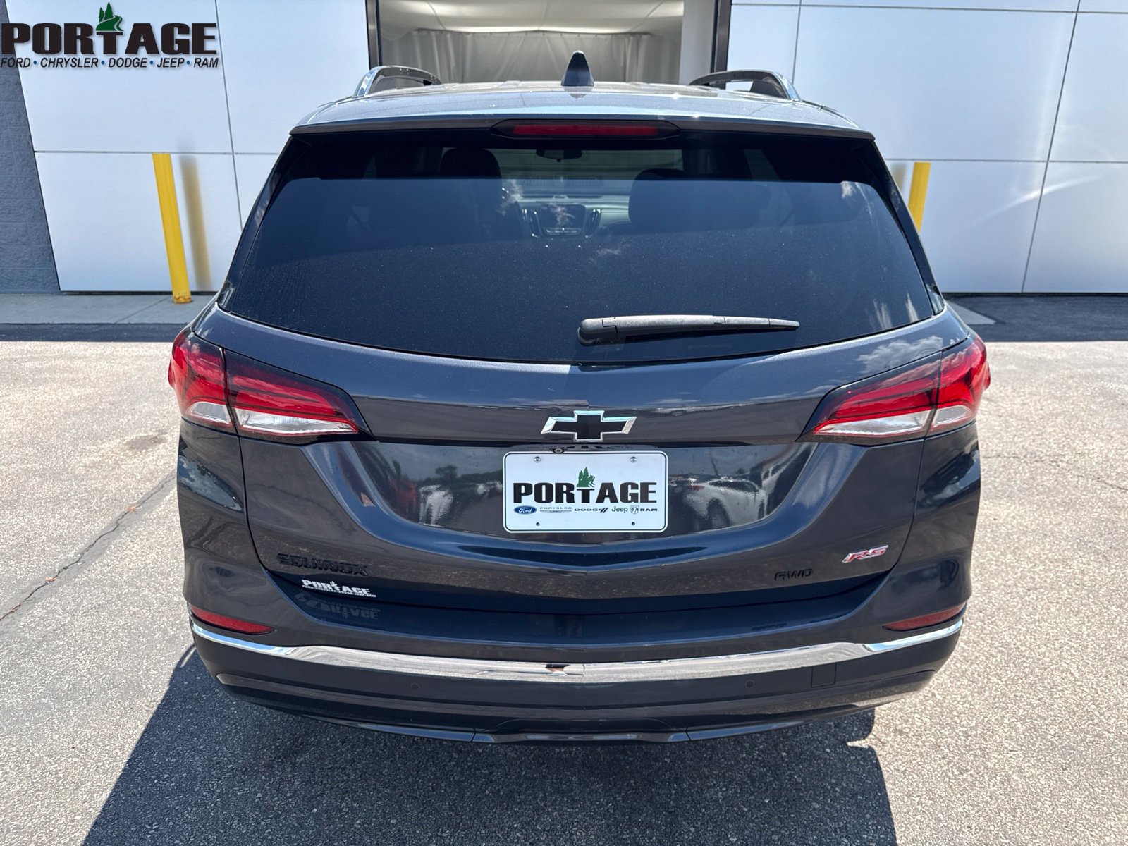 Used 2022 Chevrolet Equinox RS w/ RS Leather Package AWD/4WD image 3