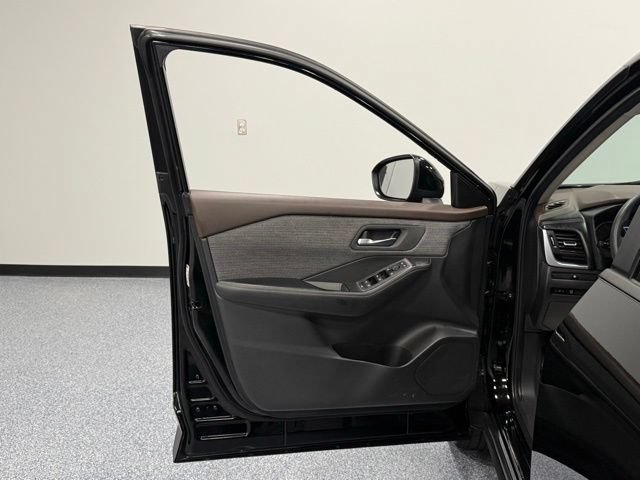 Used 2023 Nissan Rogue SV AWD/4WD image 13