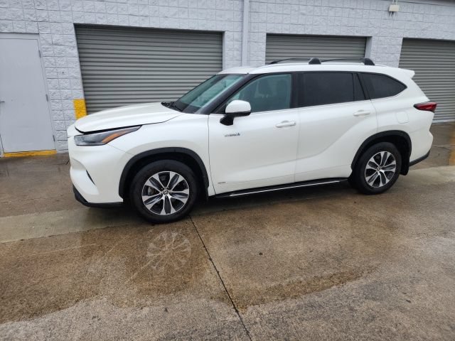 Used 2021 Toyota Highlander XLE AWD/4WD image 7