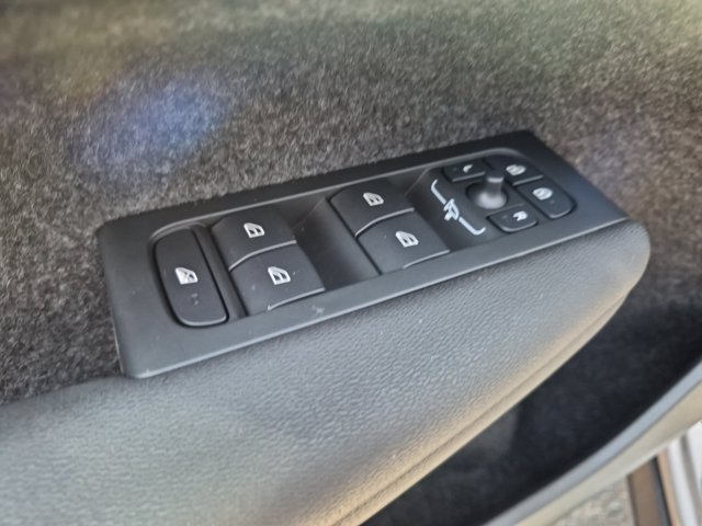 Used 2025 Volvo XC40 B5 Core AWD/4WD image 14