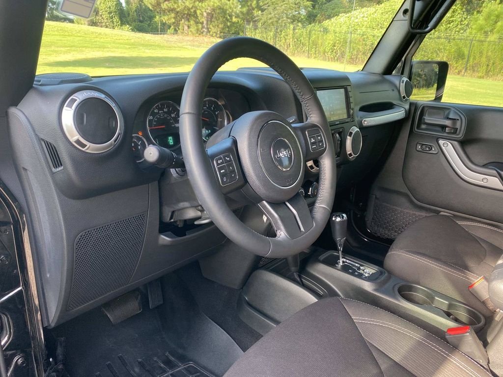 Used 2018 Jeep Wrangler Unlimited Sahara w/ Connectivity Group AWD/4WD image 20