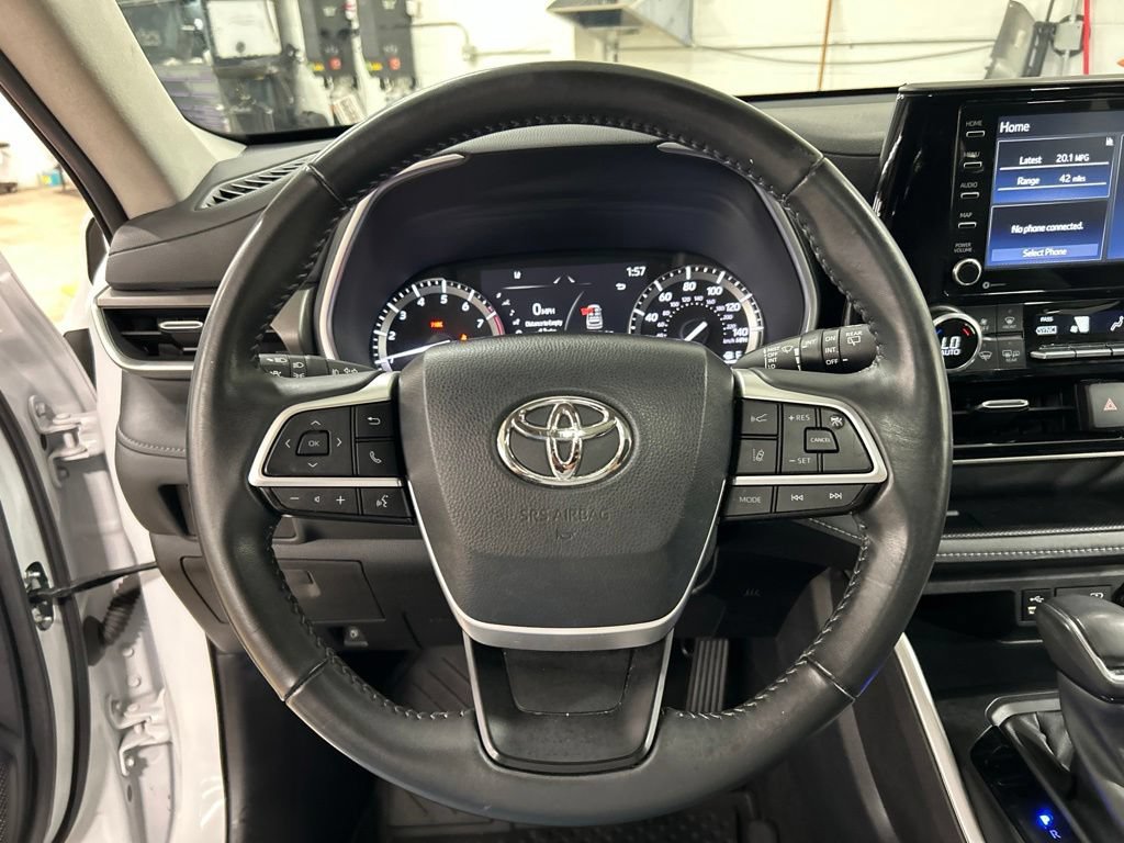 Used 2022 Toyota Highlander XLE AWD/4WD image 16