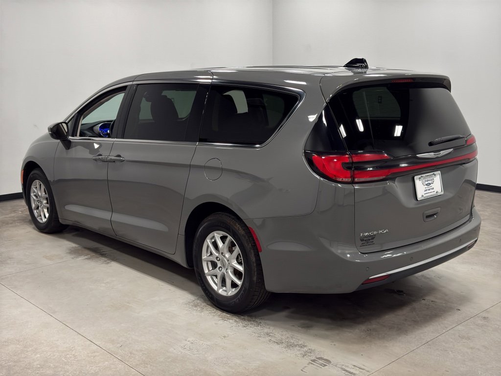 Used 2023 Chrysler Pacifica Touring-L image 6