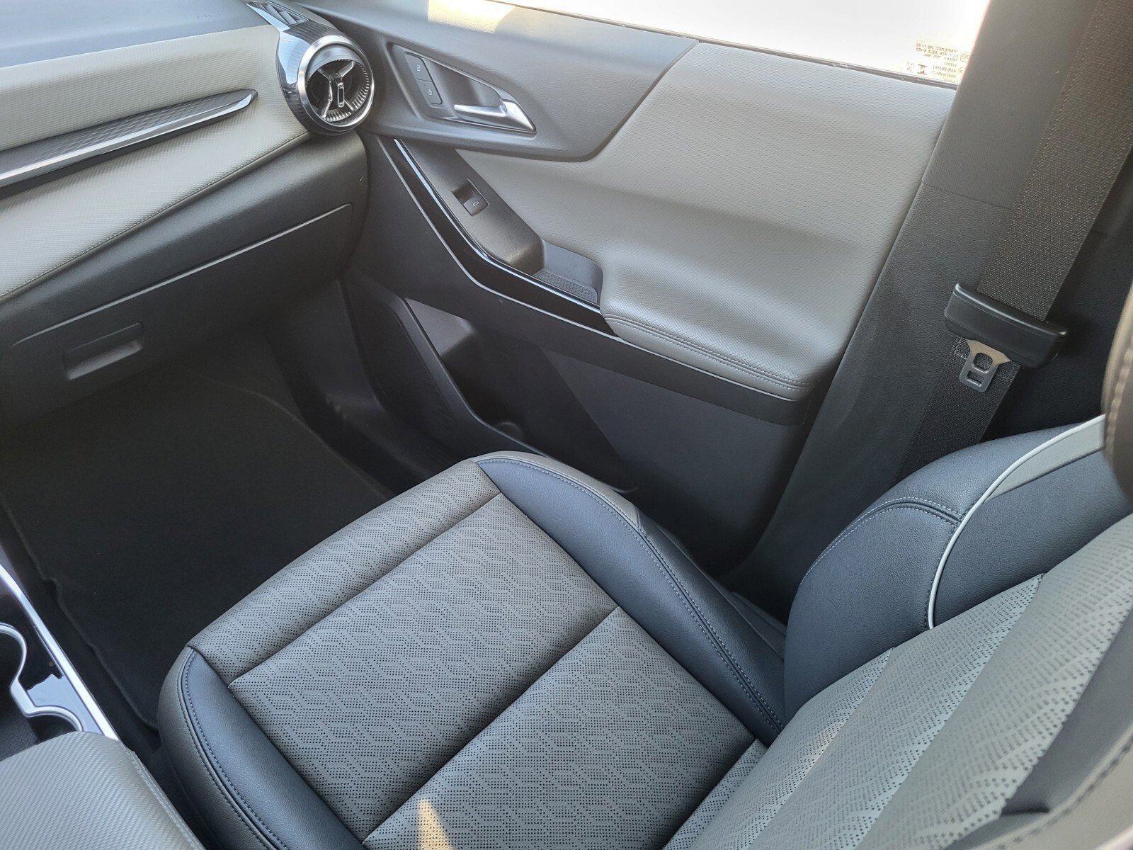 Used 2025 Chevrolet Equinox LT w/ Convenience Package II image 16