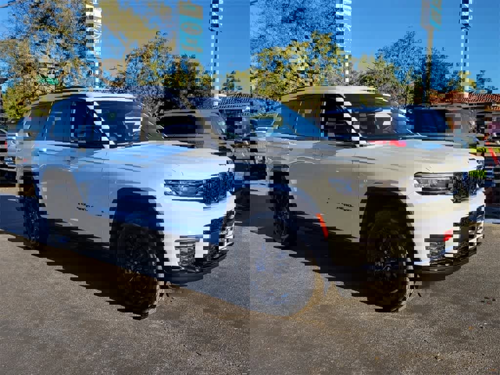 Used 2024 Jeep Grand Cherokee L Altitude image 9