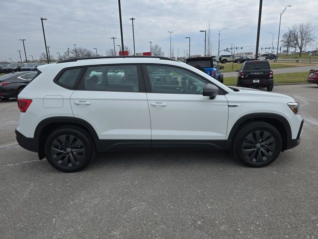 Used 2022 Volkswagen Taos S image 2