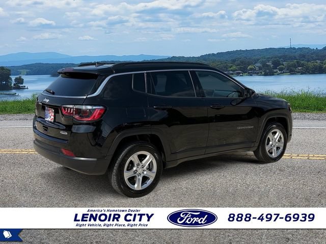Used 2024 Jeep Compass Latitude AWD/4WD image 3