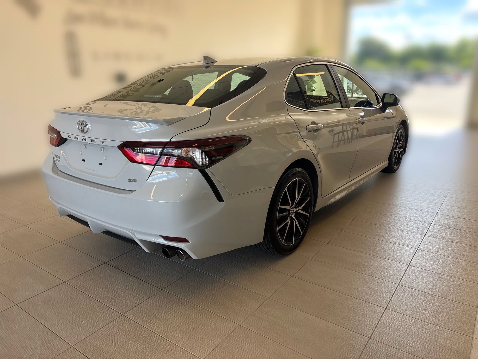 Used 2023 Toyota Camry SE FWD image 3