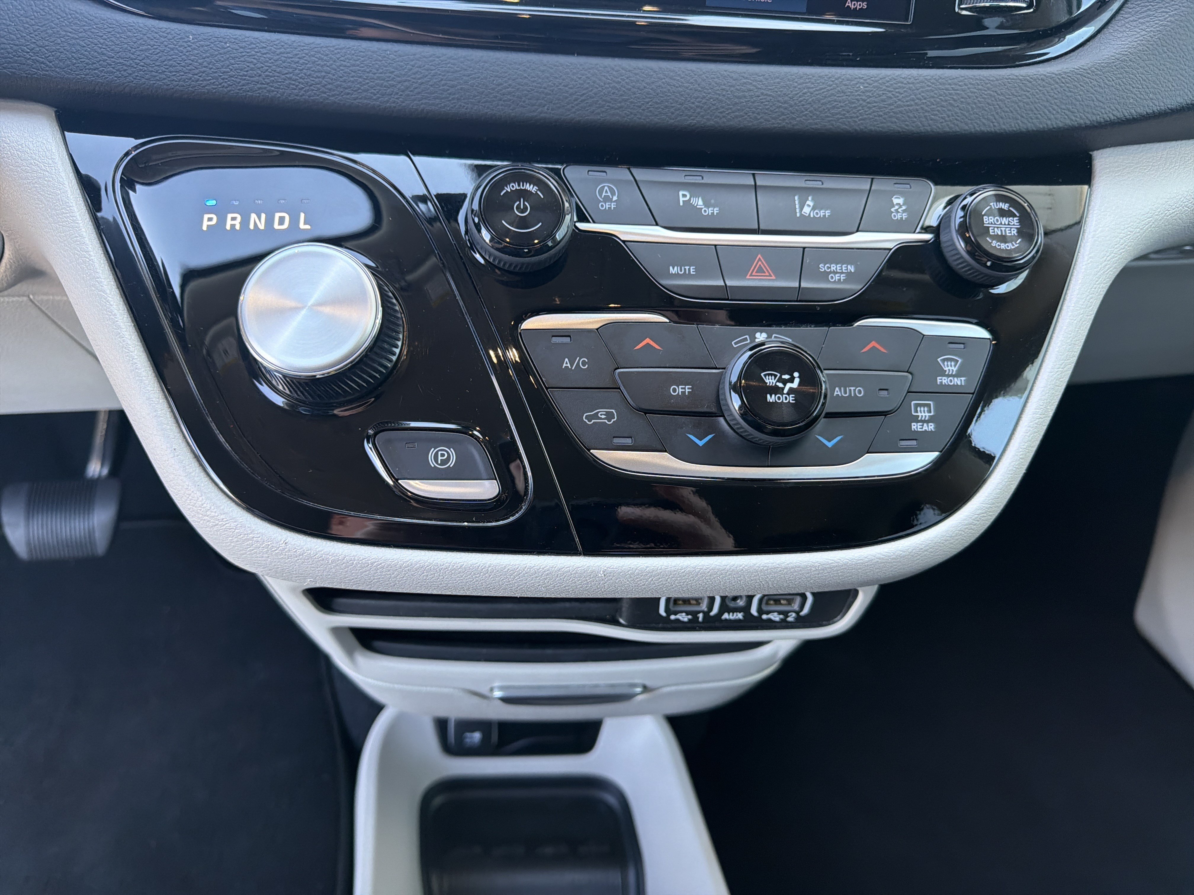 Used 2024 Chrysler Pacifica Touring-L FWD image 39