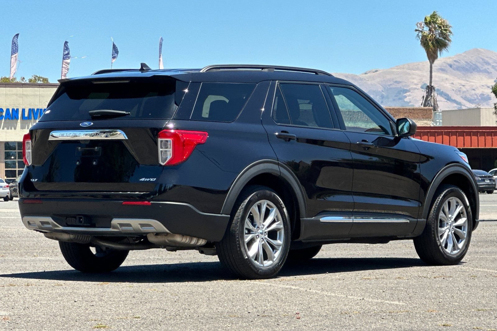 Certified 2023 Ford Explorer XLT w/ Equipment Group 202A AWD/4WD image 3