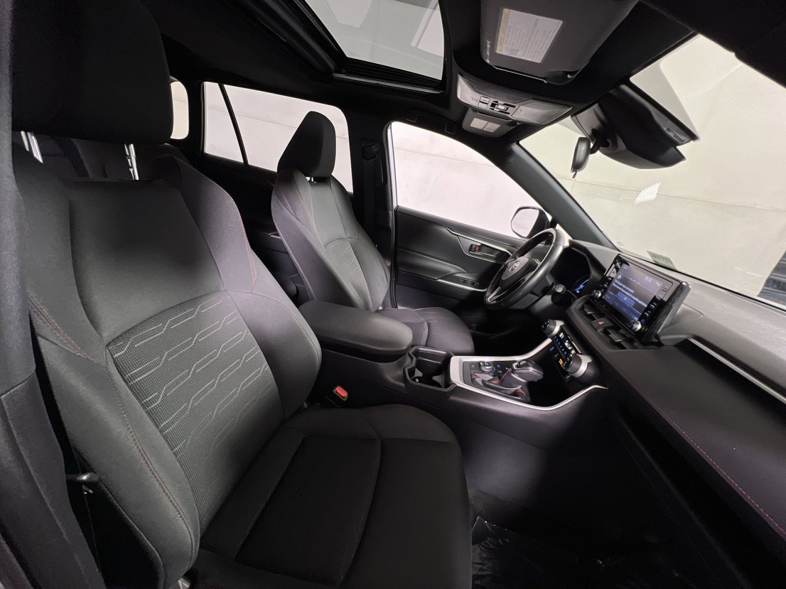 Used 2021 Toyota RAV4 SE w/ Weather & Moonroof Package image 25